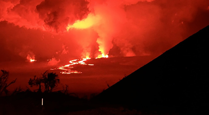 Erupción del volcán Mauna Loa atrae a los espectadores a Hawái