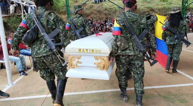 Desentierran a alias “Mayimbú” para colocarlo en un ataúd con toques de oro en Colombia
