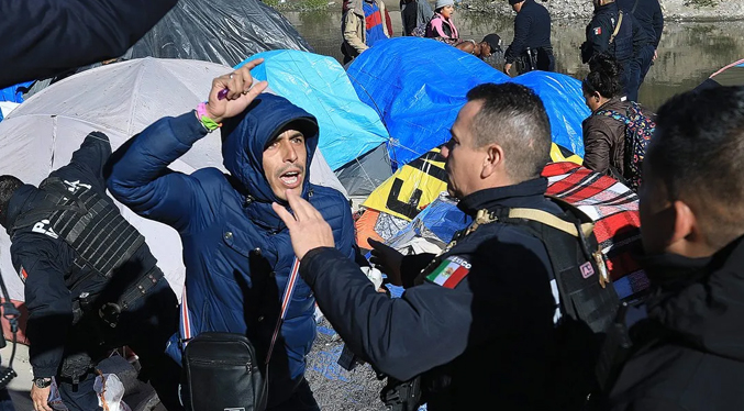 Migrantes enfrentados con autoridades en el norte de México por desalojo