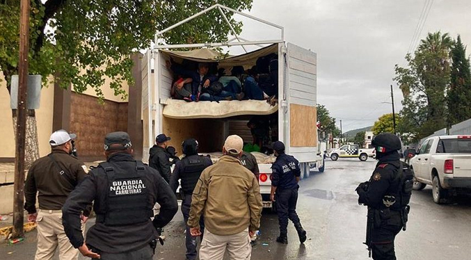 Encuentran 82 migrantes de varias nacionalidades hacinados en un camión en México