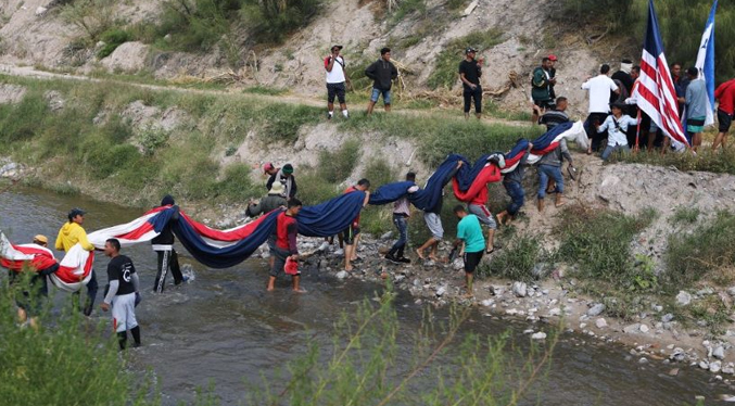 Venezolanos que permanecían en río Bravo cruzaron la frontera con EEUU para pedir asilo
