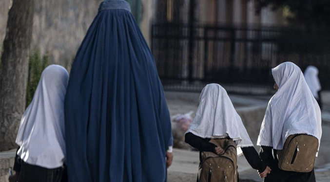 Prohíben usar gimnasios y baños públicos a las mujeres en Afganistán