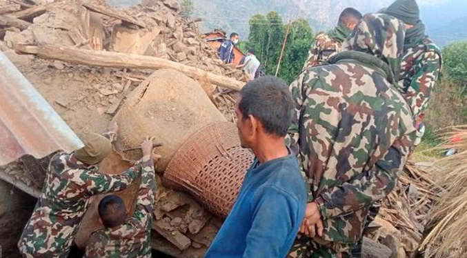 Al menos seis muertos por terremoto de 5,6 en oeste de Nepal
