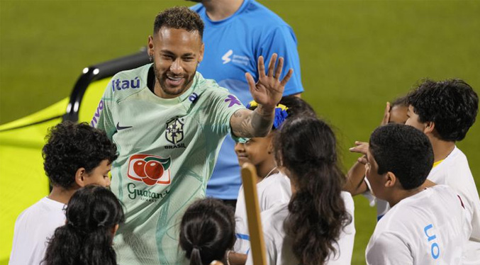 Neymar guarda silencio antes de estreno de Brasil con Serbia