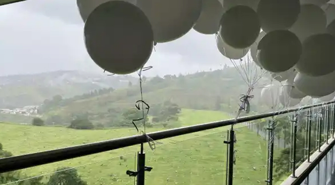 Despiden con globos blancos al niño que falleció en el Colegio Humboldt de Caracas