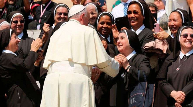 Papa Francisco descarta ordenación de mujeres