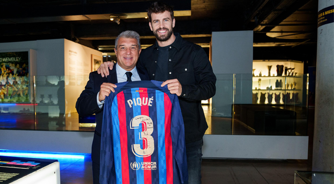Piqué entrega al museo del FC Barcelona la camiseta con la que jugó el último partido