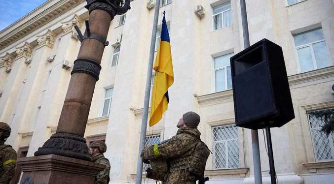 Zelenski iza la bandera ucraniana en la recién liberada Jersón