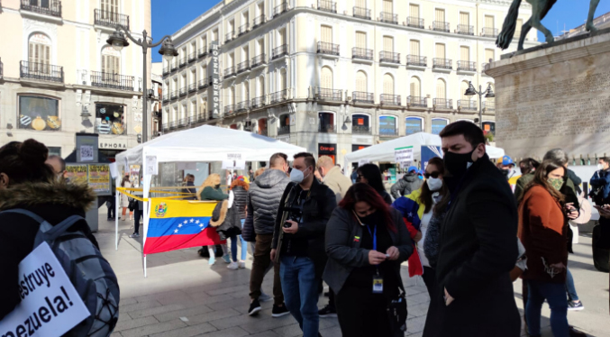 Venezolanos entre las nacionalidades que compensan la crisis demográfica española