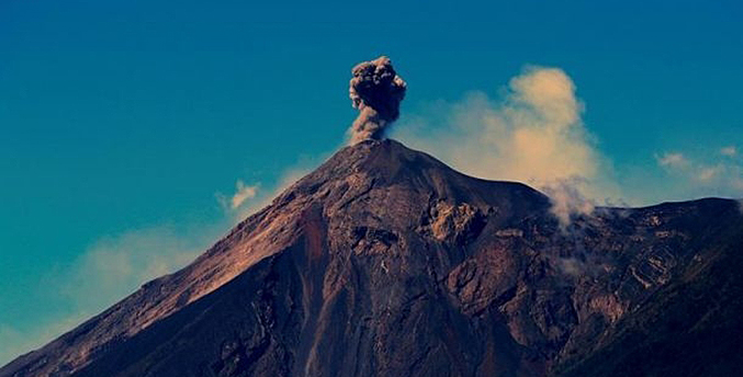 El Volcán de Fuego registra 10 explosiones por hora en Guatemala