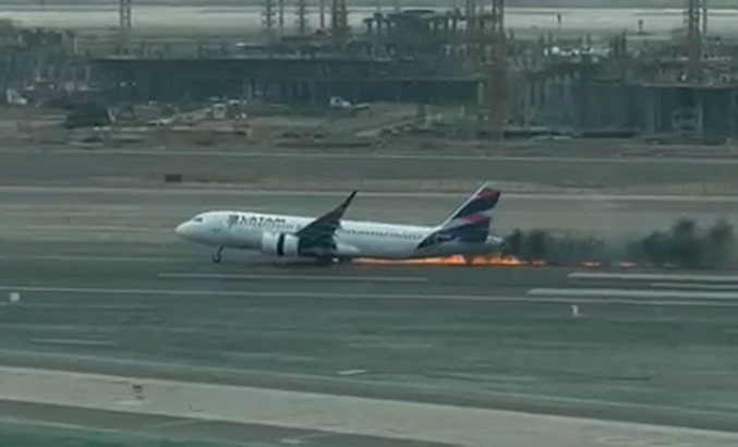 Dos fallecidos luego que un avión de Latam colisionara con un camión en aeropuerto de Perú