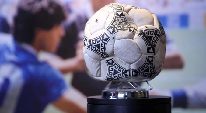 El balón tocado por «la mano de Dios» de Maradona, vendido por 2 millones de libras en Londres