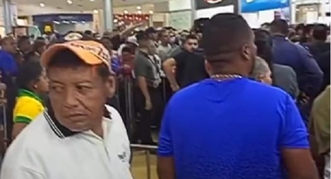 Largas colas y empujones en locales comerciales del país previo al Black Friday (Videos)