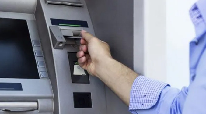 Ordenan al sector bancario activar los cajeros automáticos antes de fin de año