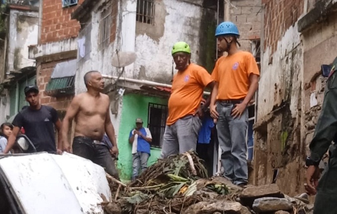 Más de 20 viviendas afectadas en la carretera vieja Caracas-La Guaira