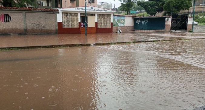 Reportan anegaciones al oeste de Caracas por fuertes lluvias (Videos)