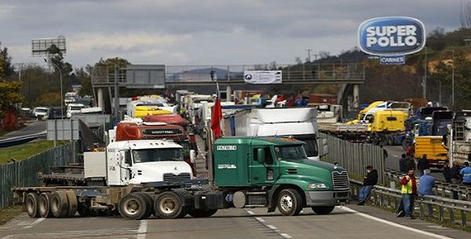 Camioneros chilenos encadenan segundo día de paro por precio de combustibles