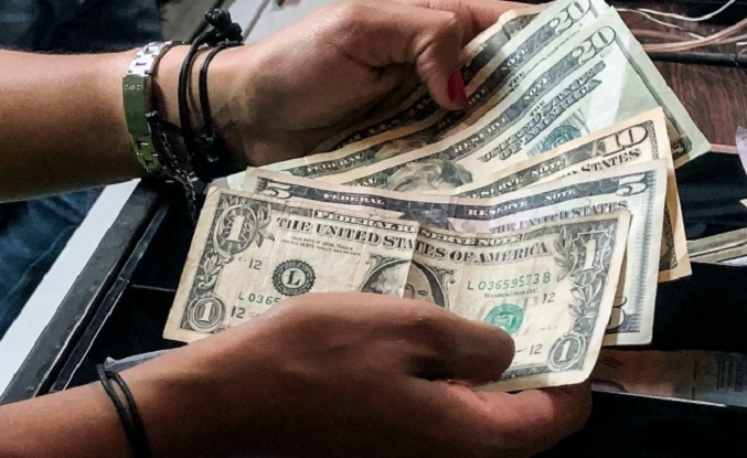 Precio oficial del dólar supera los nueve bolívares