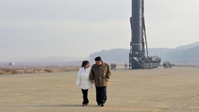 Kim Jong-un presenta a su hija en público durante una prueba de misiles