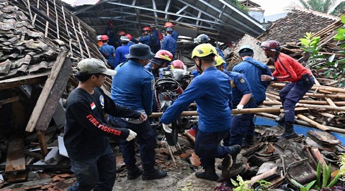 Suben a 310 los muertos por el terremoto en Indonesia