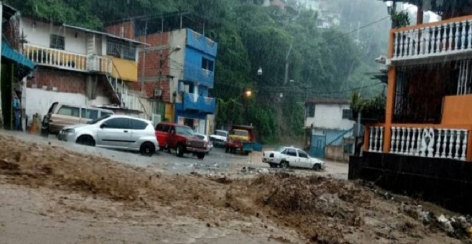Deslizamientos de tierra en la carretera vieja Caracas-La Guaira por las lluvias