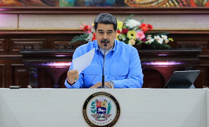 Maduro insta a renovar y transformar las leyes del poder popular