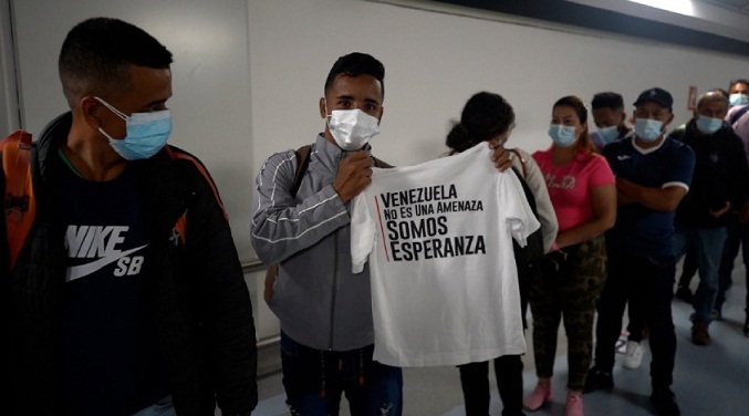 Unos 62 migrantes venezolanos regresan al país desde Panamá en vuelo especial