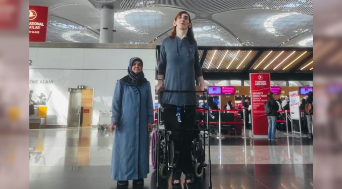 Modifican cabina de avión para que la mujer más alta del mundo pudiera viajar