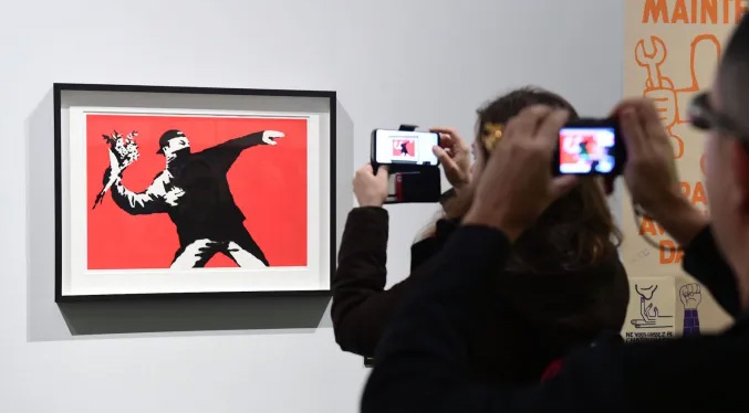 Banksy sugiere robar tienda Guess por usar sus obras sin permiso