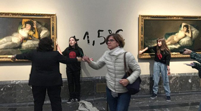 Dos activistas pegan sus manos en el marco de pinturas de Goya en Madrid (Video)