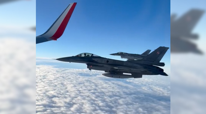 La selección de Polonia es escoltada por aviones F16 en su vuelo a Catar