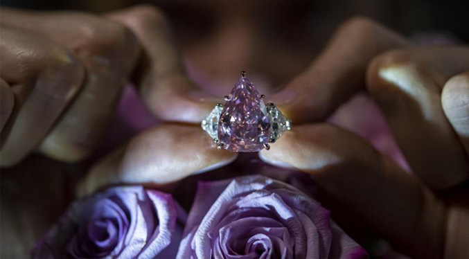 Subastan por $ 28 millones diamante rosa de 18 quilates