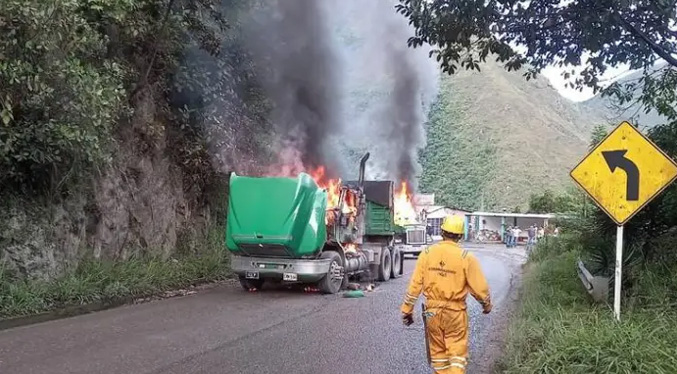 Momentos de terror por quema de ocho tractomulas en Norte de Santander