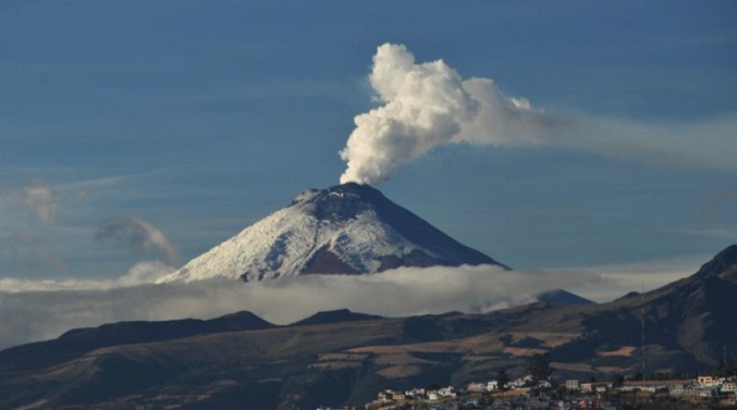 Volcán Cotopaxi mantiene emanación de vapor y gases en Ecuador