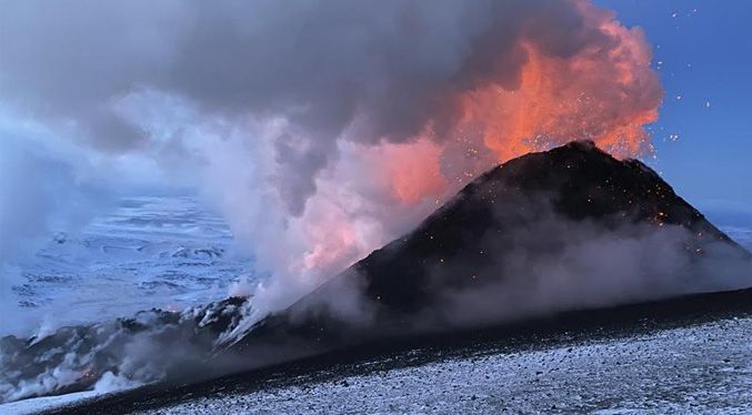 Estallan dos volcanes en la península Kamchatka en Rusia