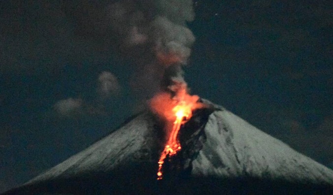 El volcán ecuatoriano Sangay genera 122 explosiones y columna de ceniza