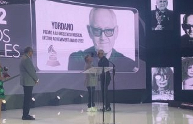 Yordano recibe un Grammy como premio a la Excelencia Musical