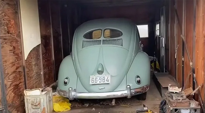 Encuentran un Beetle de 1950 impecable ¡dentro de un trailer!