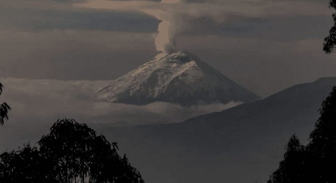 Volcán Cotopaxi emana columnas de gases de hasta 500 metros