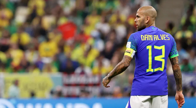 Dani Alves se convierte en el futbolista más veterano en jugar un Mundial con Brasil