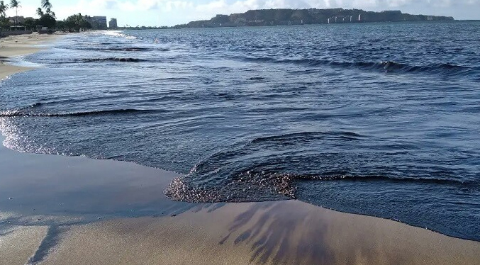 Playas de Lechería siguen cerradas tras 14 días de un derrame petrolero