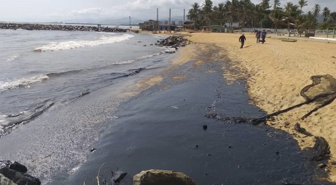 Al menos tres playas están cerradas por derrame de crudo en Lechería