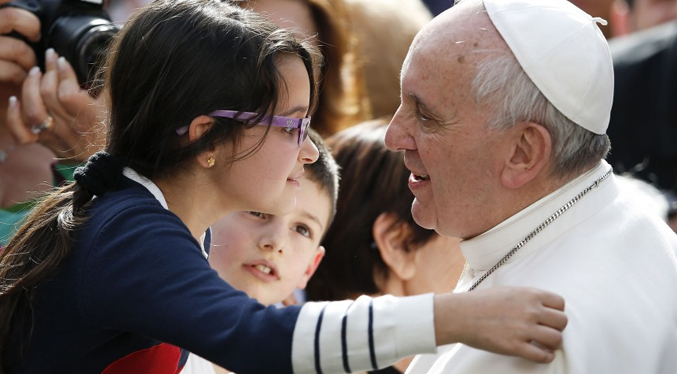 El Papa invita a rezar para que la Navidad lleve un rayo de paz a los niños del mundo