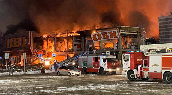 Un muerto deja un incendio que destruyó un centro comercial en Moscú
