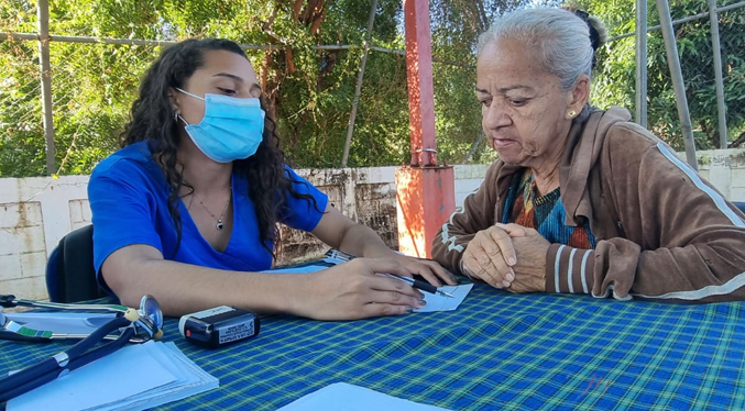 Habitantes de Santa Rita reciben atención médica en jornada de salud de Barrio Adentro