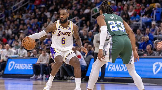 Lakers rompen racha negativa en Detroit; Embidd vuelve a superar los 50 puntos