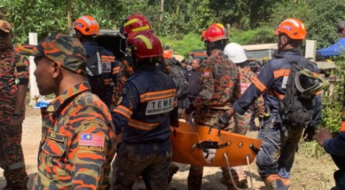 Recuperan 13 cadáveres tras deslizamiento de tierra en Malasia; 20 desaparecidos (Video)