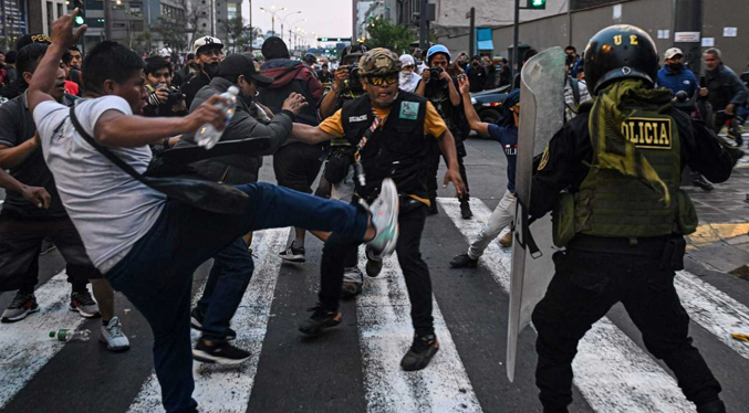 Presidenta de Perú llama a la calma tras las protestas en varias ciudades