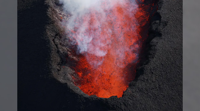 Imágenes satelitales muestran al volcán Mauna Loa arrojando lava, cenizas y gas