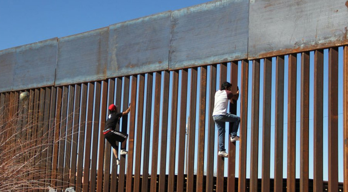 Fallece un migrante al caer del muro fronterizo para tratar de llegar a EEUU